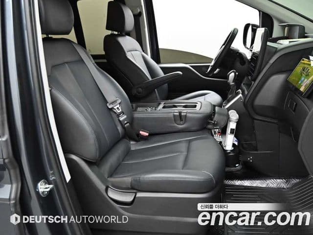 Hyundai Staria 2023 — ფოტო 8/20