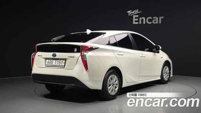 Toyota Prius 2018 — Şəkil 14/20