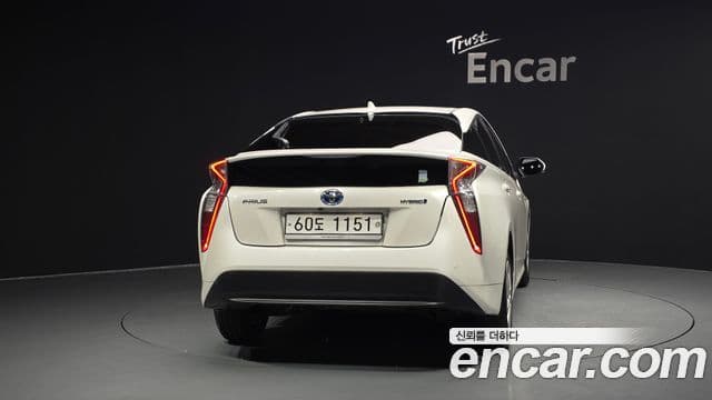 Toyota Prius 2018 — Şəkil 11/20