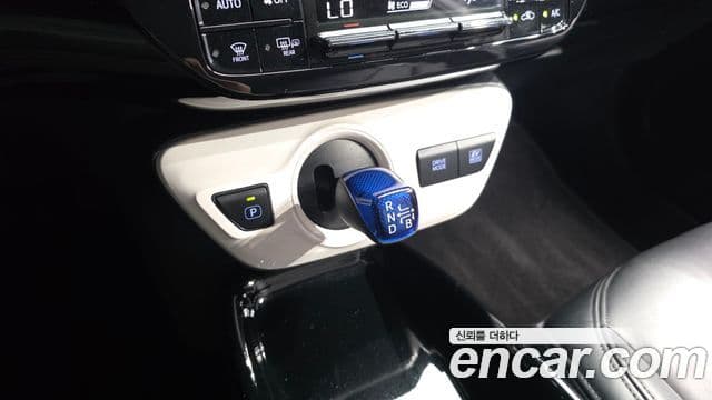 Toyota Prius 2018 — Şəkil 13/20