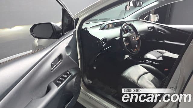 Toyota Prius 2018 — Şəkil 18/20
