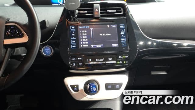 Toyota Prius 2018 — Şəkil 8/20