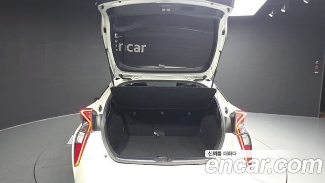 Toyota Prius 2018 — Şəkil 19/20