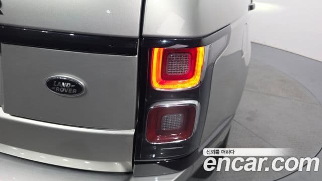 Land Rover Range Rover 2018 — Photo 30/35