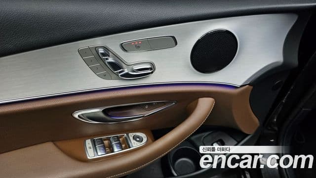 Mercedes-Benz E-Class 2021 — Photo 7/31