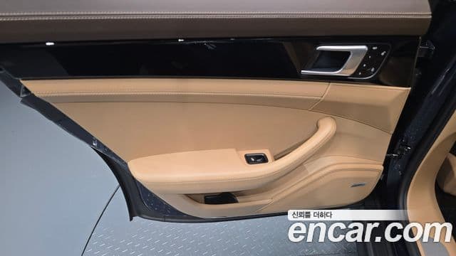 Porsche Panamera 2018 — Photo 1/32