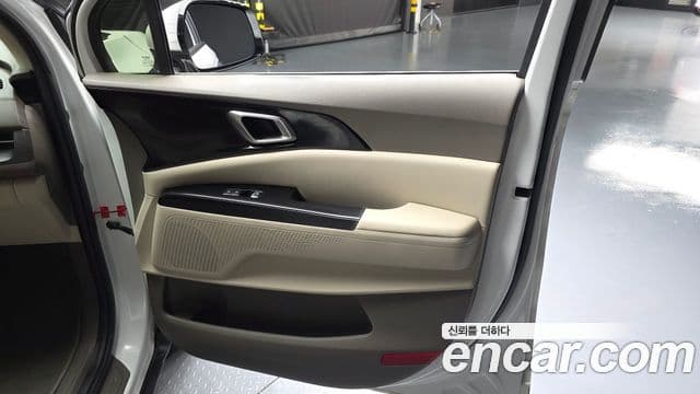 Kia Carnival 2022 — Şəkil 28/30
