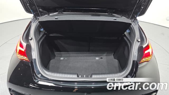 Hyundai Veloster 2021 — ფოტო 17/20