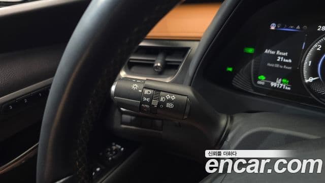 Lexus UX250h 2019 — Şəkil 18/20
