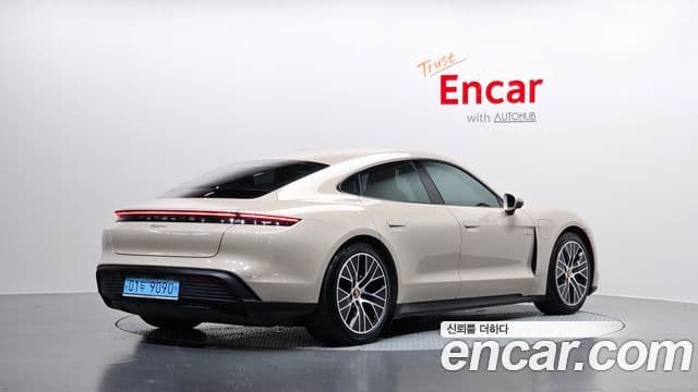 Porsche Taycan 2023 — Photo 15/34