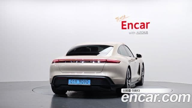 Porsche Taycan 2023 — Photo 10/34