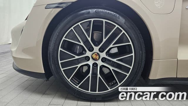Porsche Taycan 2023 — Photo 32/34