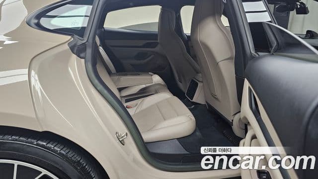 Porsche Taycan 2023 — Photo 16/34