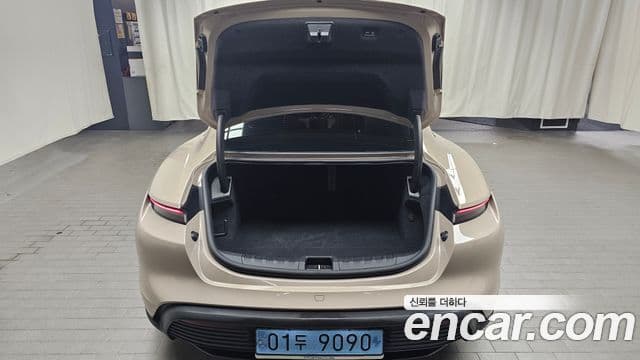 Porsche Taycan 2023 — Photo 19/34
