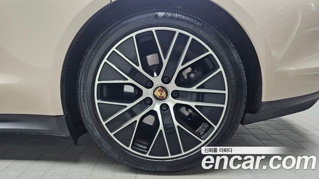 Porsche Taycan 2023 — Photo 2/34