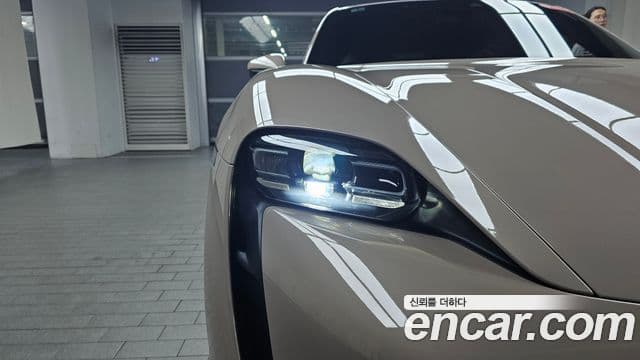 Porsche Taycan 2023 — Photo 22/34