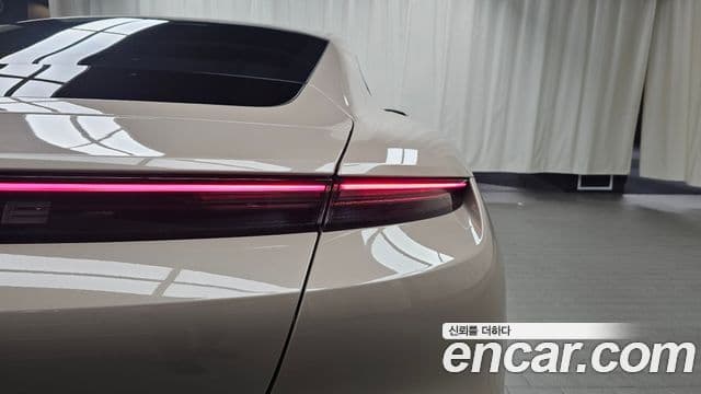 Porsche Taycan 2023 — Photo 13/34
