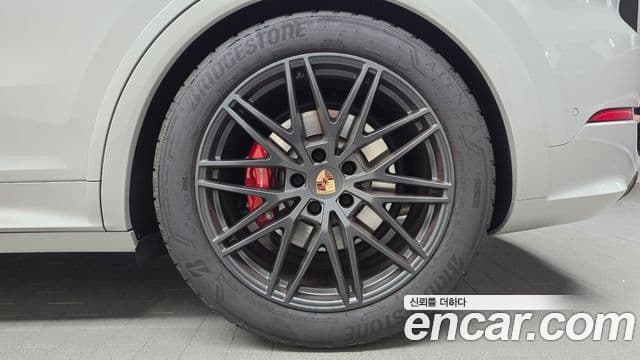 Porsche Cayenne 2025 — Photo 14/33