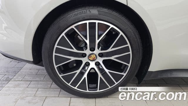 Porsche Taycan 2023 — Şəkil 19/20