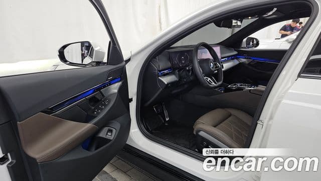 BMW 5 Series 2025 — Фото 10/20