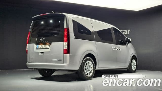 Hyundai Staria 2023 — ფოტო 2/20