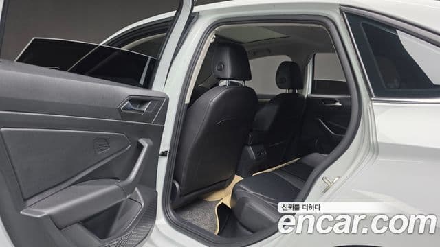 Volkswagen Jetta 2021 — ფოტო 16/20