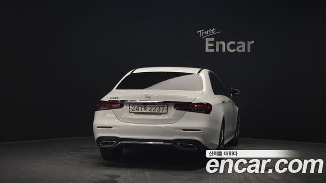Mercedes-Benz E-Class 2022 — ფოტო 4/20