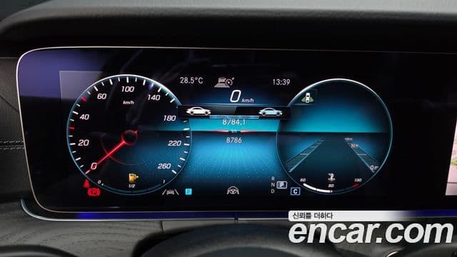 Mercedes-Benz E-Class 2022 — ფოტო 8/20