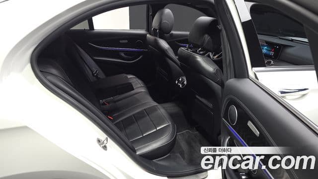 Mercedes-Benz E-Class 2022 — ფოტო 11/20