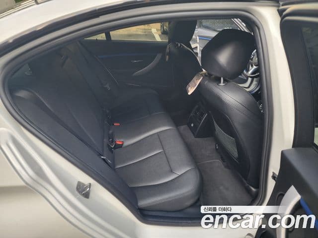 BMW 3 Series 2018 — Şəkil 16/18