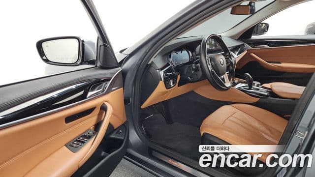BMW 5 Series 2018 — Şəkil 10/20