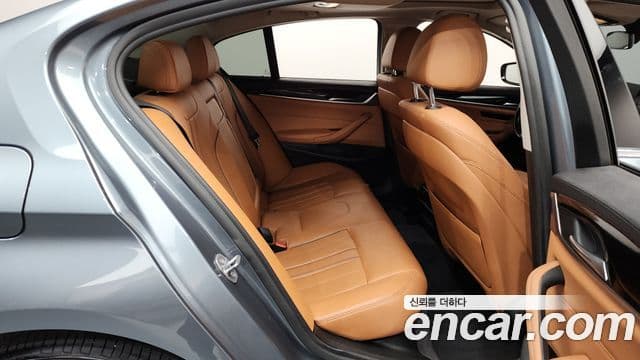 BMW 5 Series 2018 — Şəkil 11/20