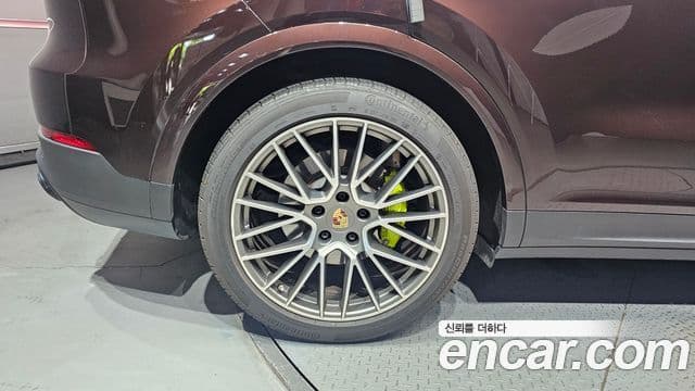 Porsche Cayenne 2023 — ფოტო 5/20