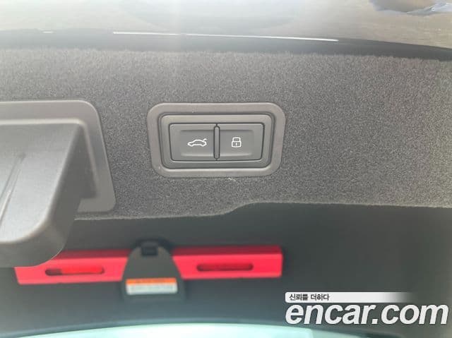 Audi A8 2023 — ფოტო 18/20