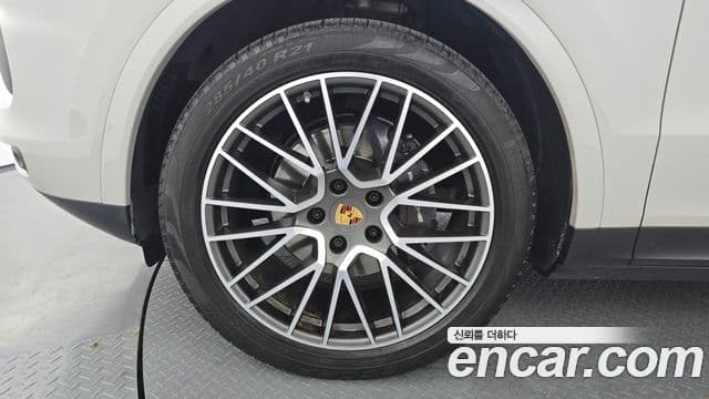 Porsche Cayenne 2021 — ფოტო 5/20