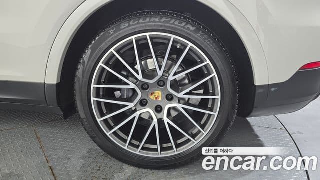 Porsche Cayenne 2021 — ფოტო 31/32