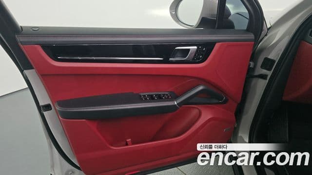 Porsche Cayenne 2021 — ფოტო 19/32