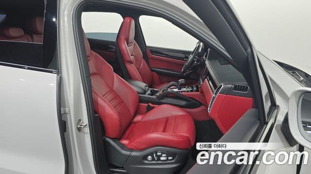 Porsche Cayenne 2021 — ფოტო 22/32