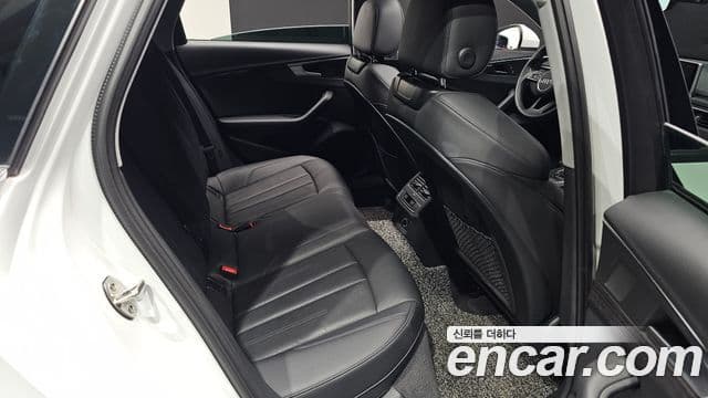 Audi A4 2018 — ფოტო 12/20