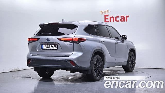 Toyota Highlander 2023 — ფოტო 2/20