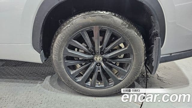 Toyota Highlander 2023 — ფოტო 5/20
