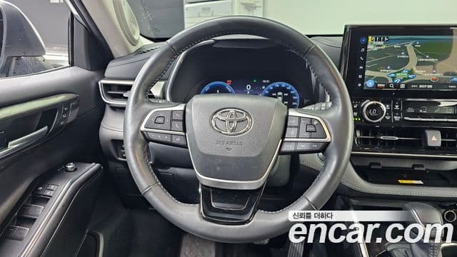 Toyota Highlander 2023 — ფოტო 13/20