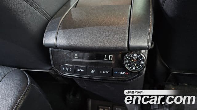 Toyota Highlander 2023 — ფოტო 18/20