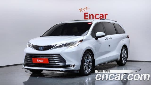 Toyota Sienna 2022 — Фото 1/20