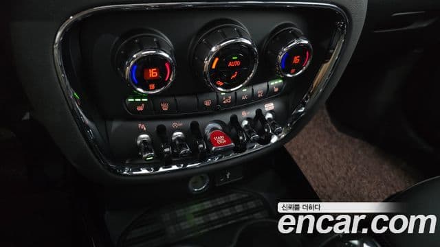 Mini Cooper Clubman 2021 — ფოტო 17/20