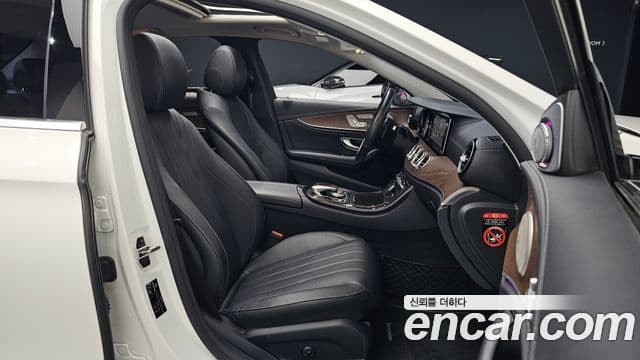 Mercedes-Benz E-Class 2019 — ფოტო 11/20