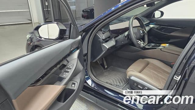 BMW 5 Series 2023 — фото 10 из 20