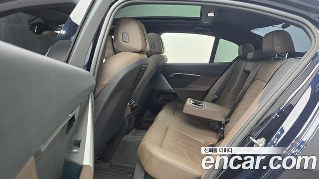 BMW 5 Series 2023 — ფოტო 12/20