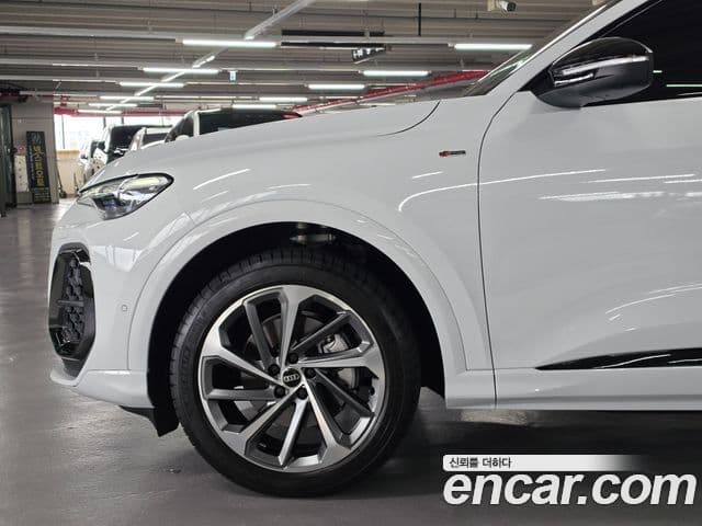 Audi Q5 2025 — Şəkil 9/17