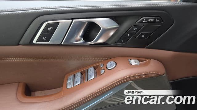BMW X7 2023 — ფოტო 13/20